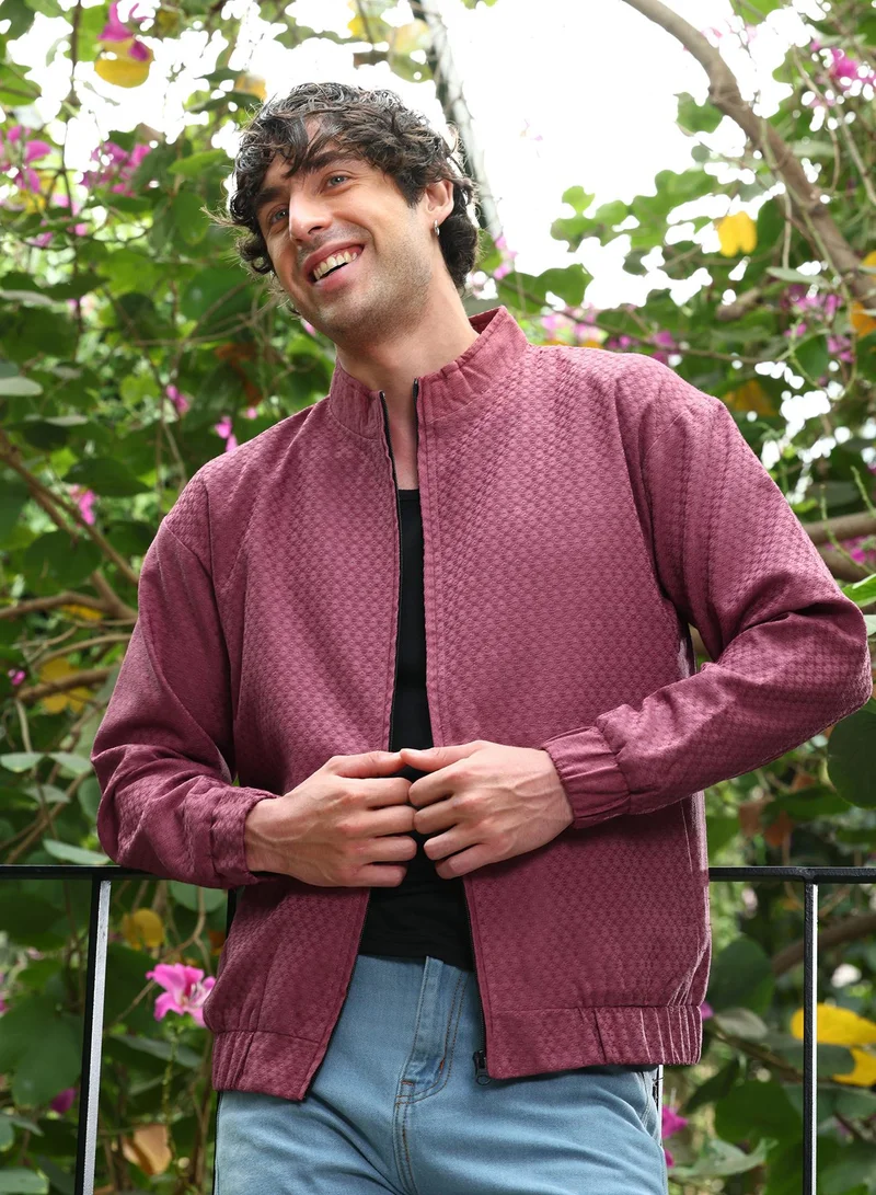 كامبوس سوترا جاكيت بومبر رجالي بنقشة شبكية وياقة دائرية وأكمام طويلة بأساور مطاطية وسحاب وحافة مستقيمة مطاطية بنقشة جاكار سادة من نسيج منسوج للاستخدام اليومي والكاجوال بلون أحمر نبيذي