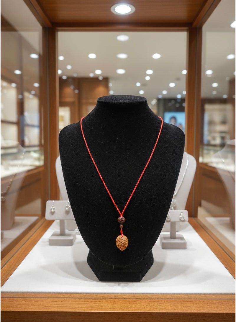 تشوميل قلادة حبل أحمر مضفر محظوظ مصنوعة يدويًا مع سحر سحابة صينية وقلادة من الجوز الطبيعي - تميمة شفاء للهدوء والإيجابية - Image 3