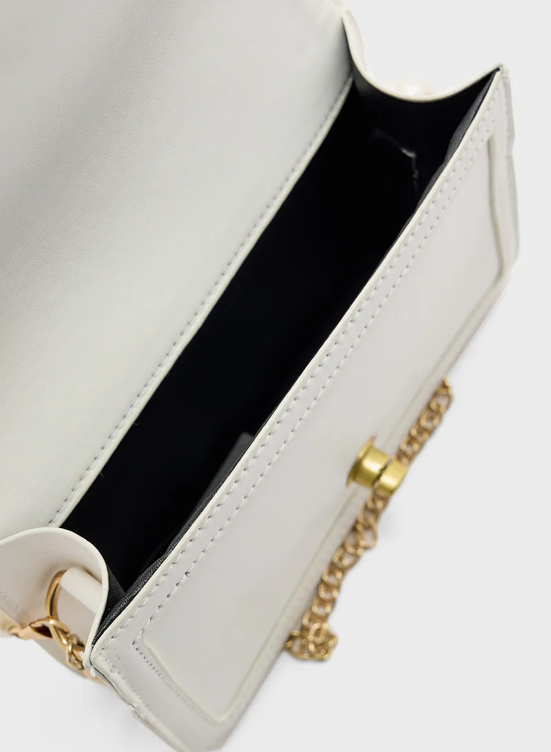ايلا Pearl And Chain Strap Handbag With Fan Clasp