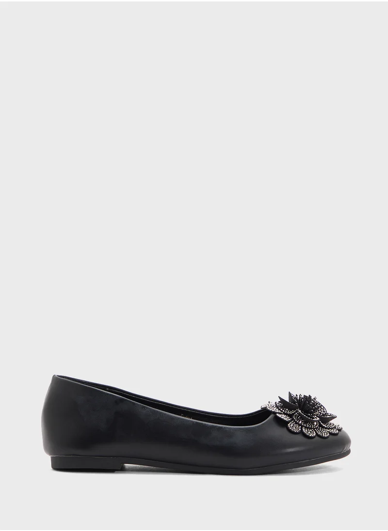 ايلا Oversized Diamante Floral Trim Ballerina