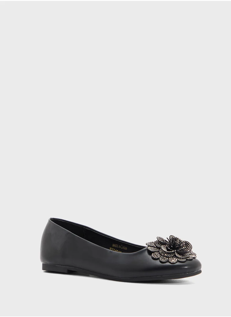ايلا Oversized Diamante Floral Trim Ballerina