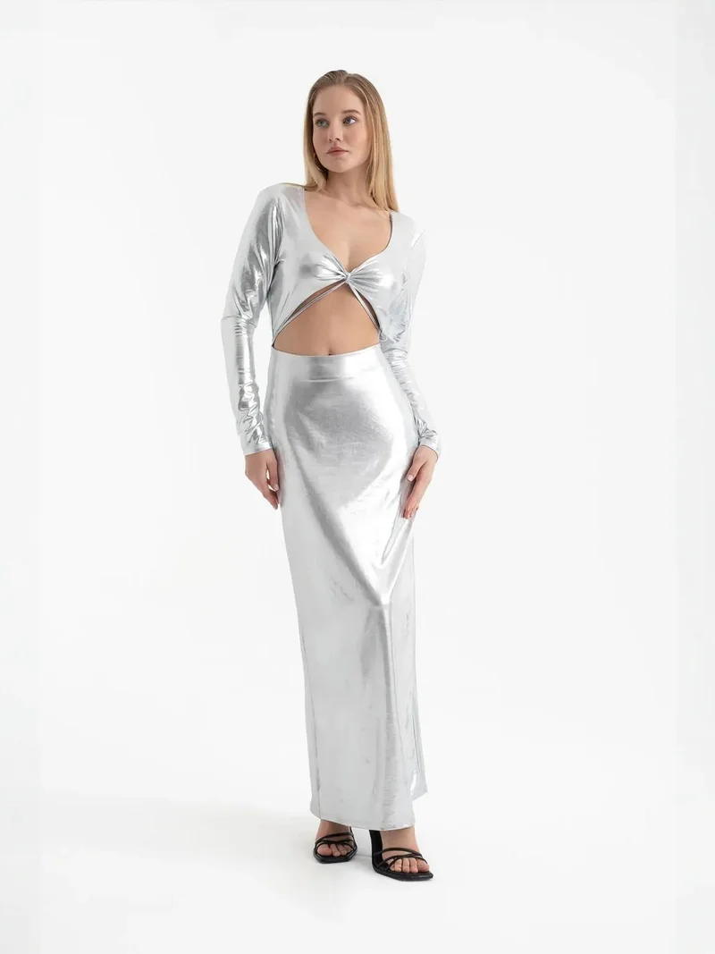 زوبعة فستان ماكسي طويل بأكمام طويلة وفتحة رقبة على شكل حرف  معدني