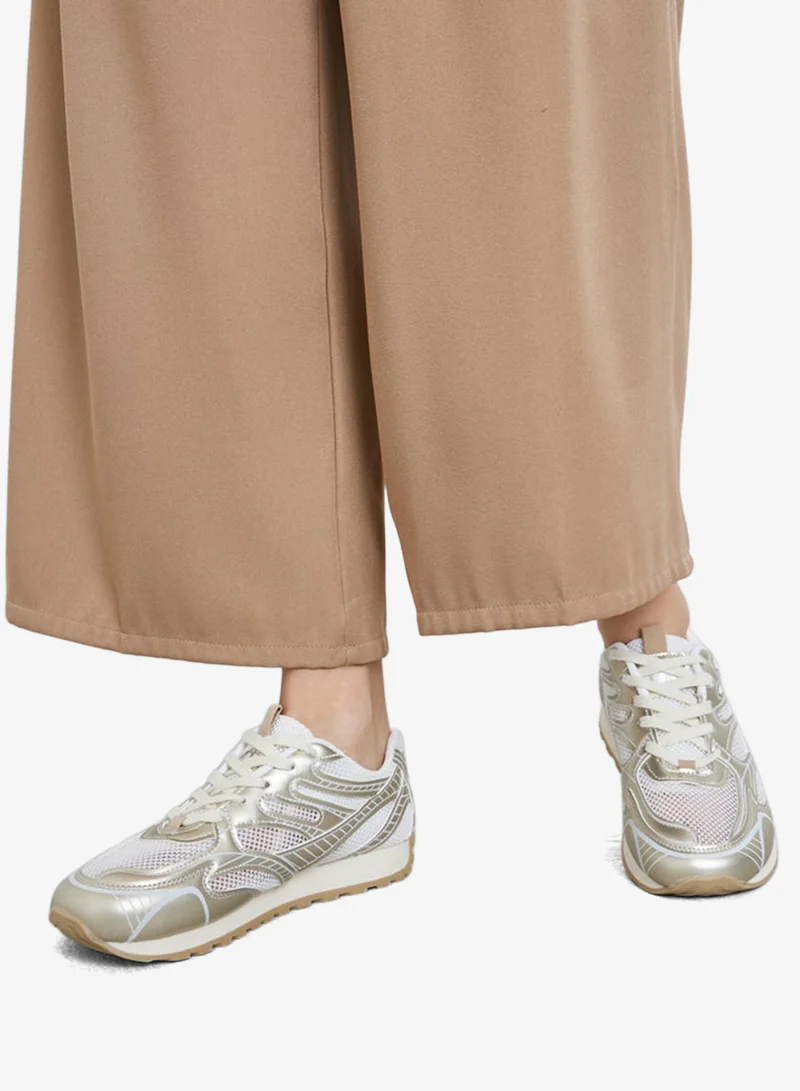 ستايلي اكتيف حذاء سنيكرز بتفاصيل براقة وبارزة الملمس مع رباط غلق