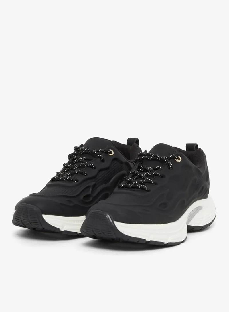 ستايلي اكتيف سنيكرز أسود بنقوش دانتيل