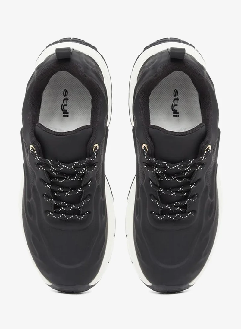 ستايلي اكتيف سنيكرز أسود بنقوش دانتيل