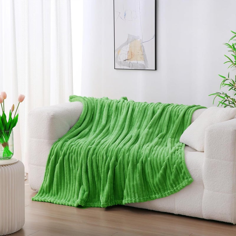 Linecooo بطانية من الصوف باللون الأخضر الزاهي، مقاس 50” × 60”， مناسبة للأريكة أو السرير، ناعمة جدًا ومريحة، مصنوعة من القطن الميكروفيبر مع تصميم خطوط، خفيفة الوزن، مناسبة للبالغين والنساء والفتيات. - Image 2