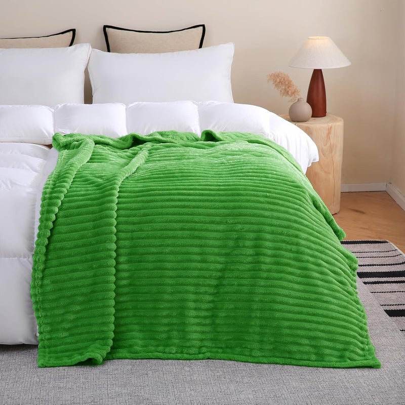 Linecooo بطانية من الصوف باللون الأخضر الزاهي، مقاس 50” × 60”， مناسبة للأريكة أو السرير، ناعمة جدًا ومريحة، مصنوعة من القطن الميكروفيبر مع تصميم خطوط، خفيفة الوزن، مناسبة للبالغين والنساء والفتيات. - Image 4