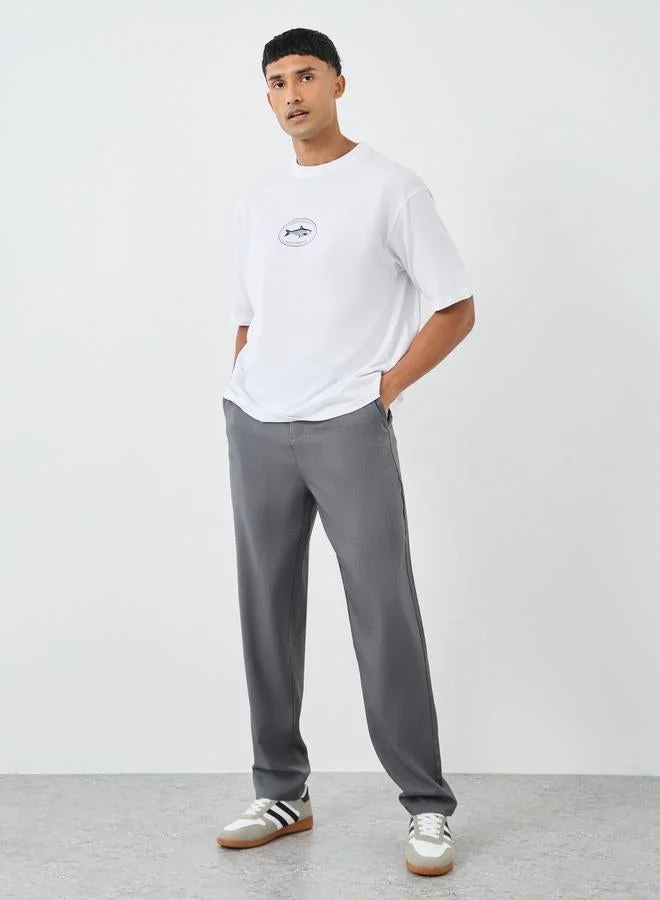 ستايلي تيشيرت ستايلي بطباعة جرافيك بقصة واسعة وياقة دائرية