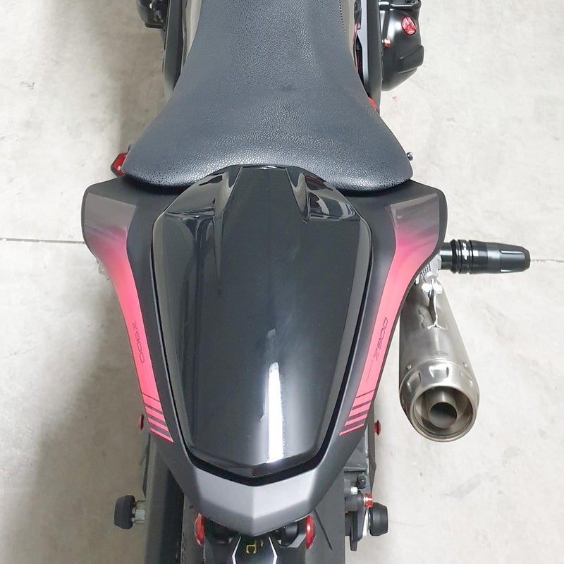 Lorababer غطاء المقعد الخلفي للدراجة النارية (Pillion Solo Seat Cowl Cover) مصنوع من البلاستيك الصلب ABS وجزء الذيل (Tail Section Fairing Cover) مناسب لدراجة كاواساكي Z H2/SE Z H-2 SE z h2 se (2020-2023) و Z900 Z 900 (2017-2023) (أسود) - Image 1