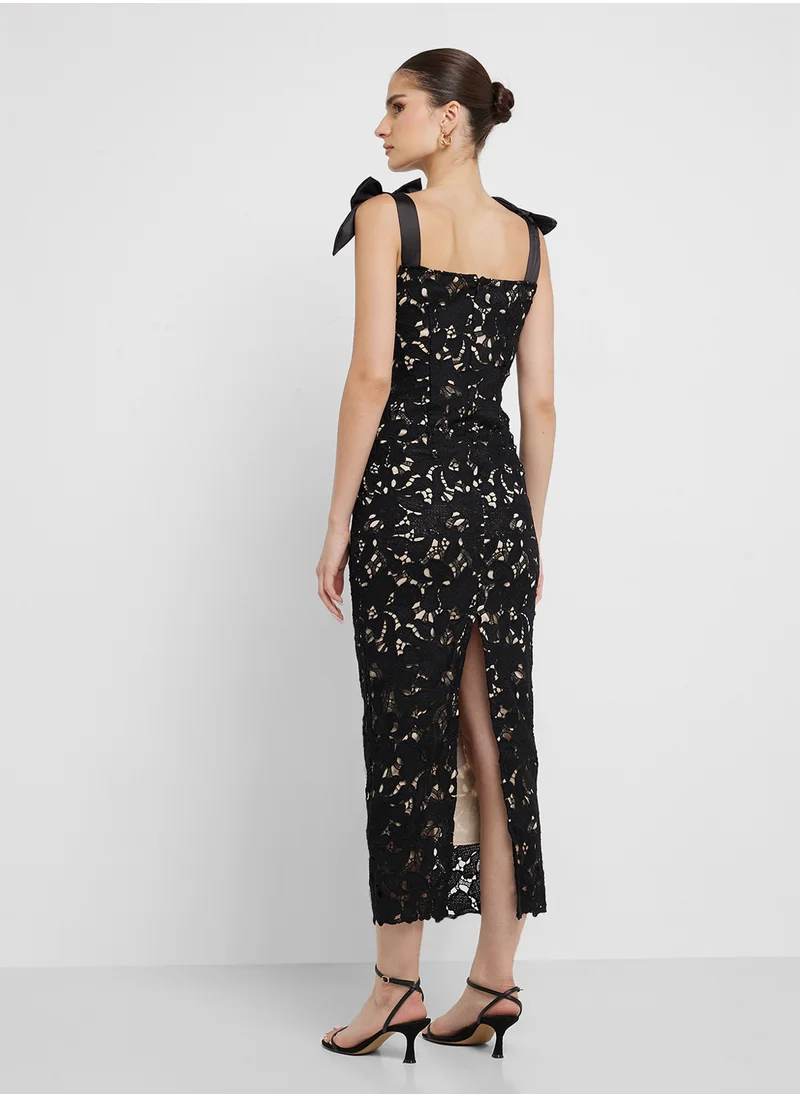 جينجر Shoulder Tie Detail Lace Maxi Dress