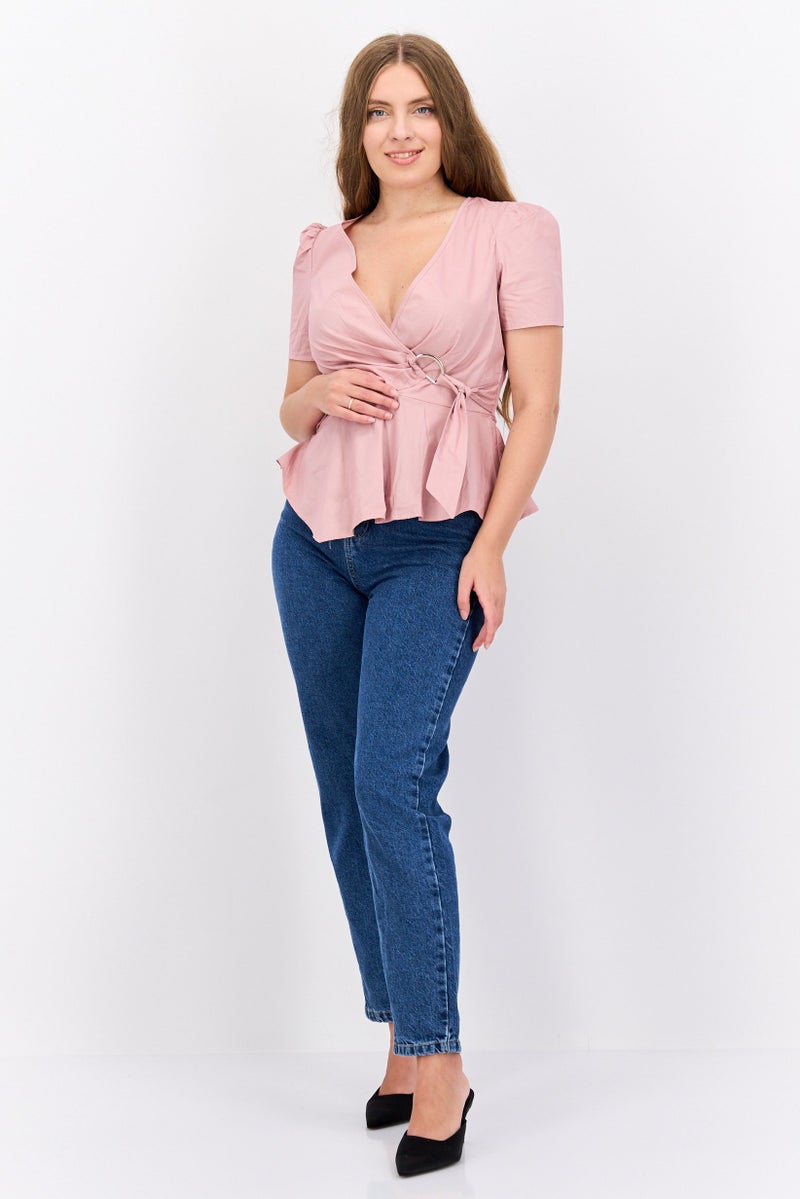 In the style بلوزة نسائية بياقة متقاطعة بأكمام قصيرة بلون موف - Image 4