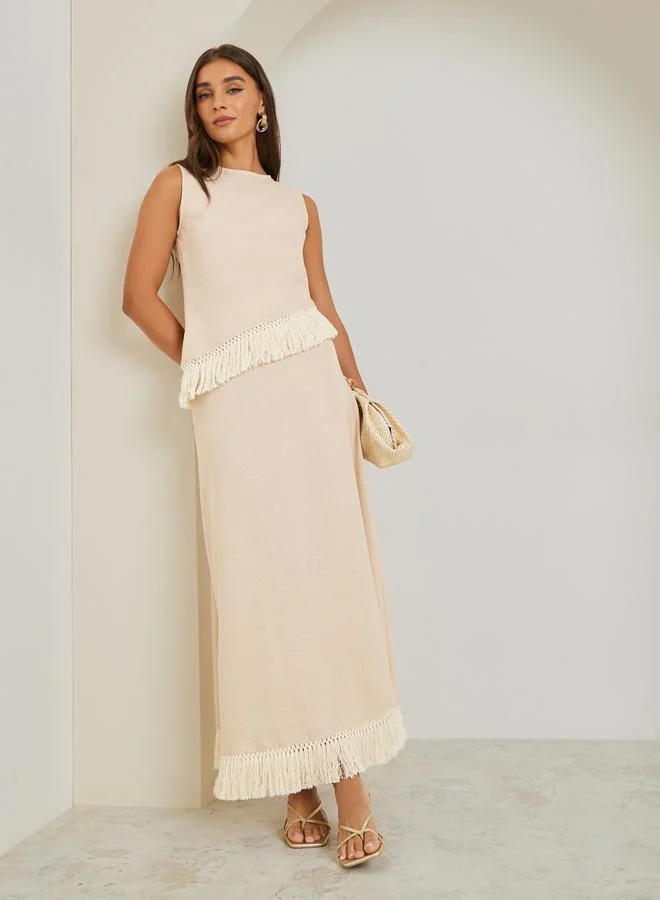 ستايلي بلوزة بلا أكمام وتفاصيل شراشيب