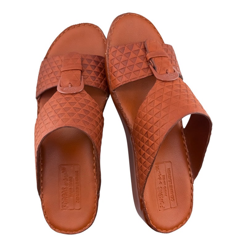 إيت صندل عربي يدوي الصنع للرجال من AET | شبشب رجالي خارجي | شبشب مفتوح من الأمام للاستخدام اليومي | جلد شامواه عربي أصلي مع إبزيم | تصميم جديد | نعل داخلي بلون بني فاتح | مريح وخفيف الوزن - Image 2