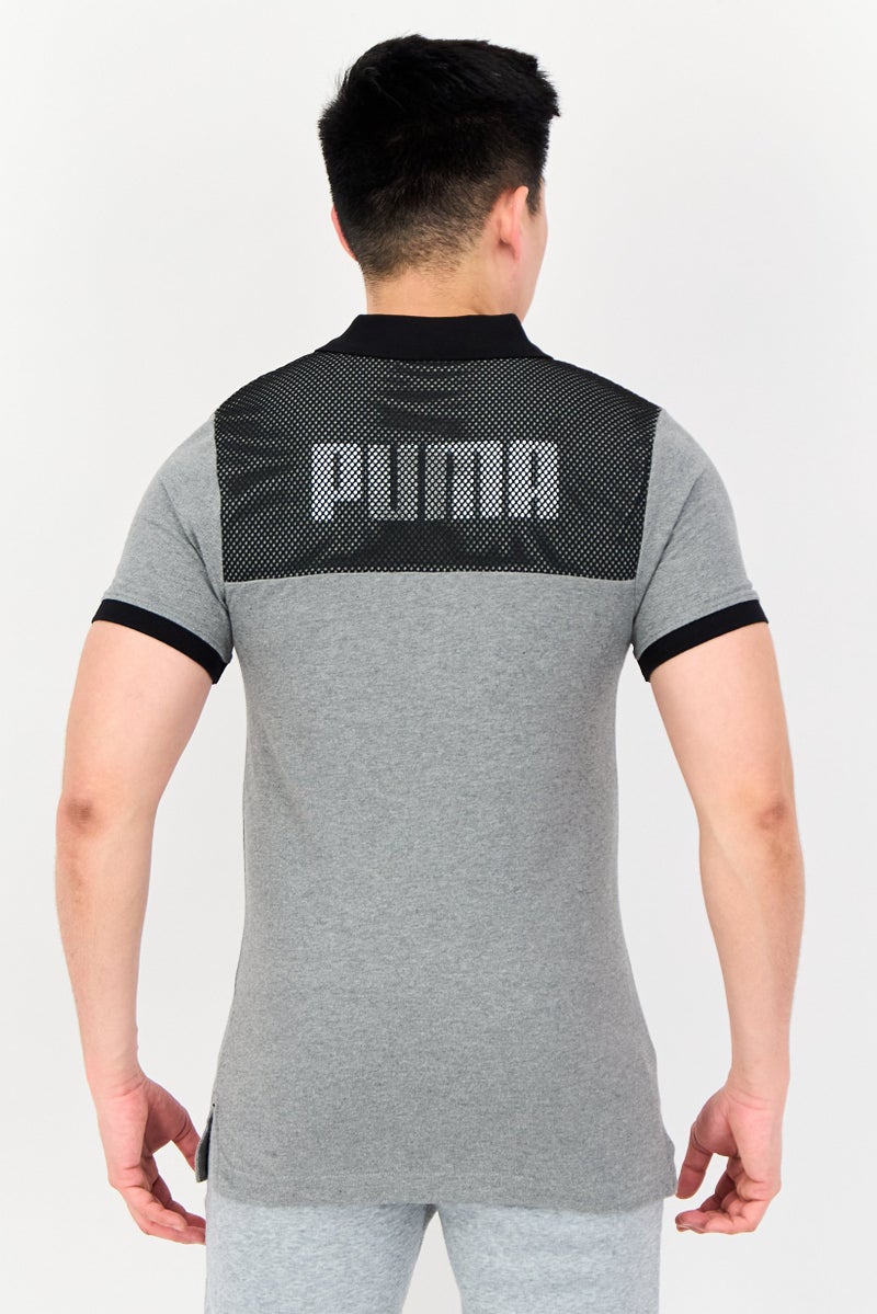 PUMA تي شيرت بولو رياضي للرجال بأكمام قصيرة بشعار العلامة التجارية، رمادي فاتح - Image 3