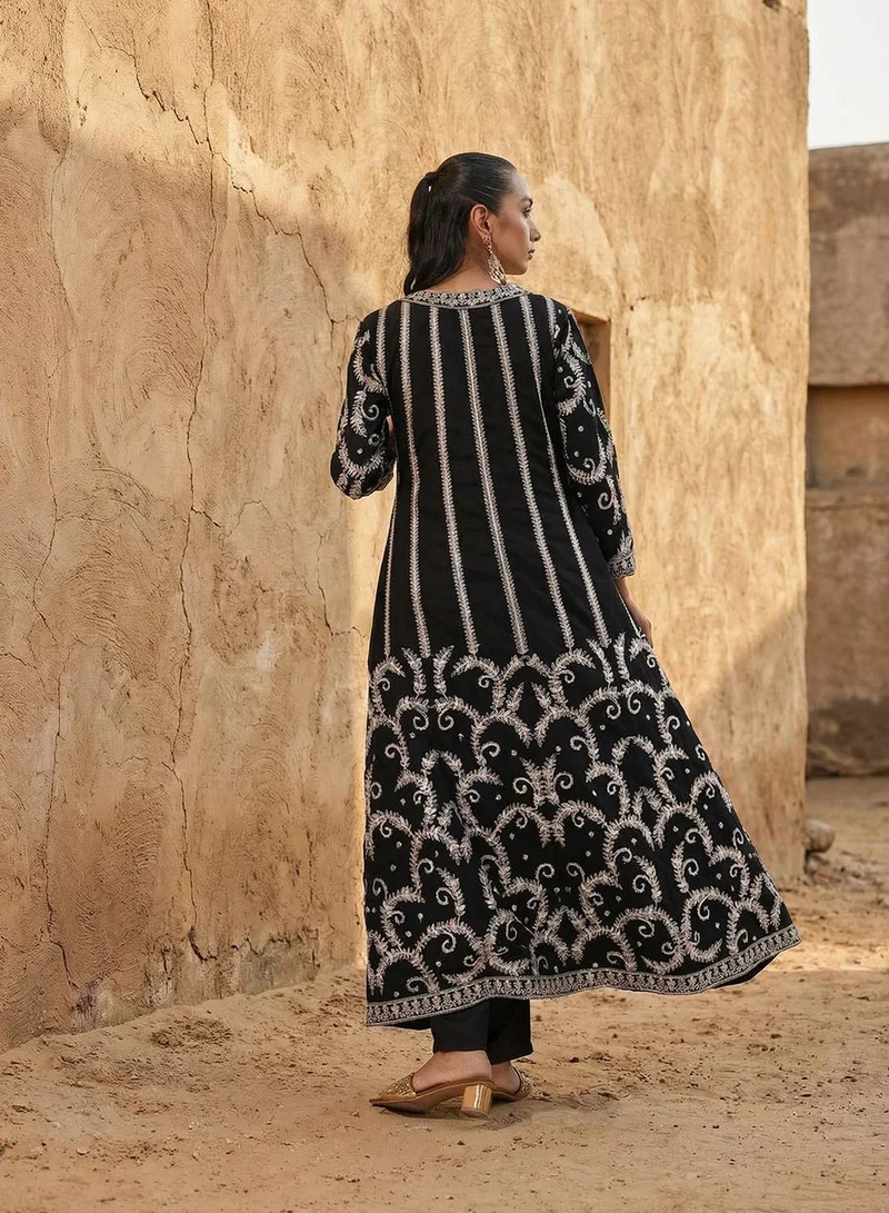 آي شين فساتين سوداء غنية بقصة