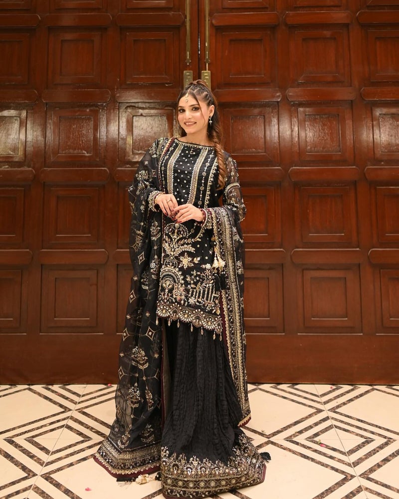 ANAITA بدلة جاهزة من الجورجيت الأسود مع تطريز وعمل موتي - Image 1