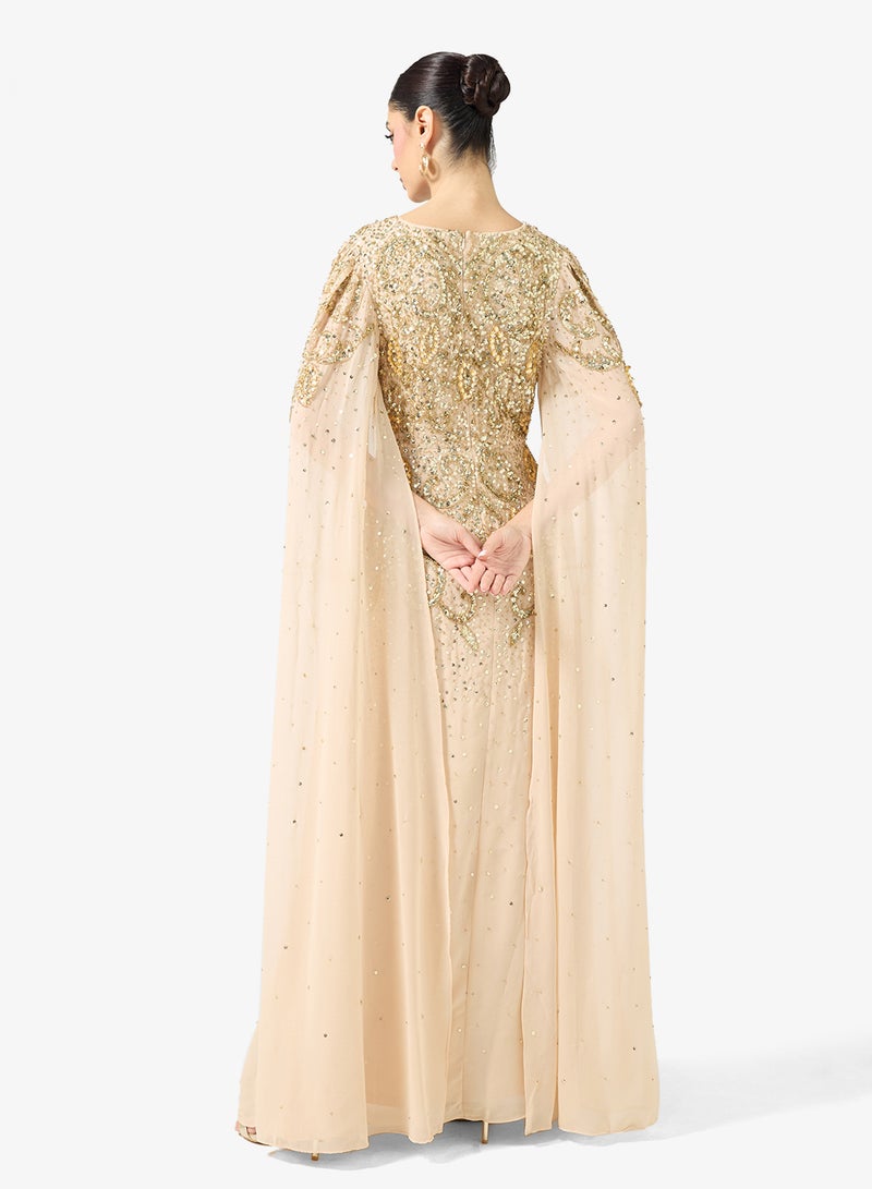 اميليا روز فستان ماكسي مزين بأكمام كاب وياقة على شكل حرف - Image 2