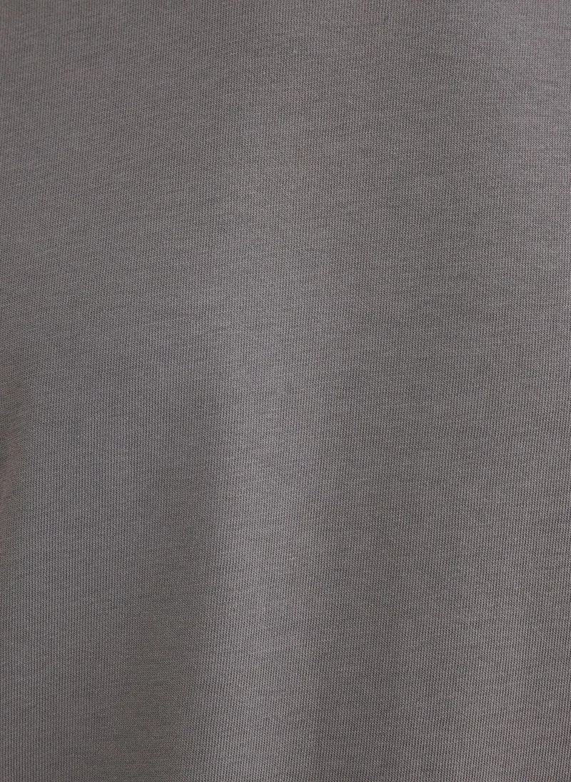 مافي تيشيرت رمادي أساسي بياقة دائرية