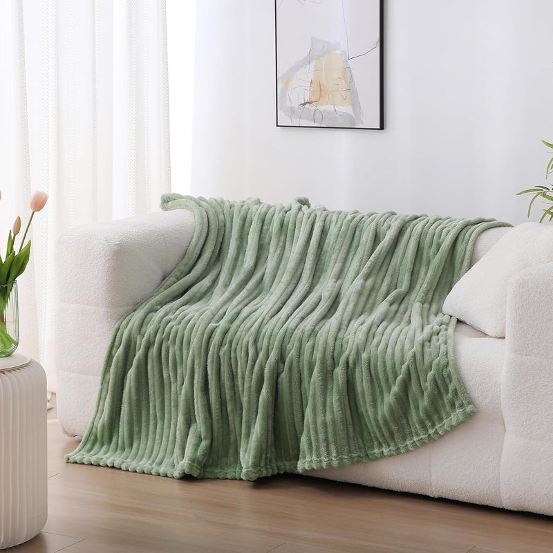 Linecooo بطانية من الصوف باللون الأخضر العشبي، مقاس 50” × 60”， مناسبة للأريكة أو السرير، ناعمة جدًا ومريحة، مصنوعة من القطن الميكروفيبر مع تصميم خطوط، خفيفة الوزن، مناسبة للبالغين والنساء والفتيات. - Image 2