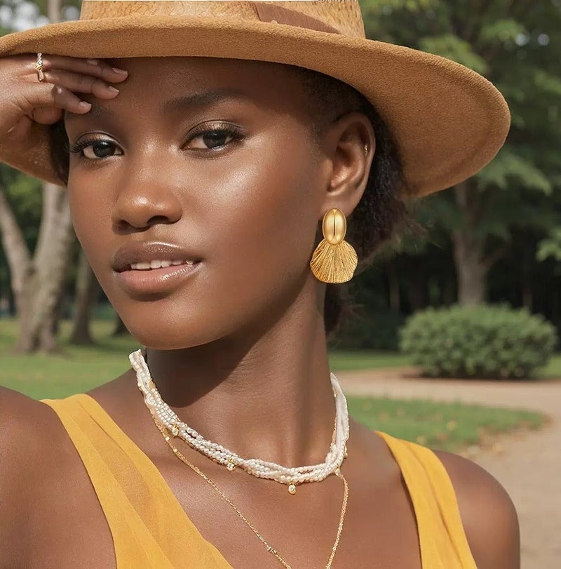 حقل أقراط مطلية بالذهب عيار 24 قيراط، بتصميم عصري مينيمالي على شكل مروحة ذهبية، مستوحاة من الطراز الأوروبي والأمريكي. - Image 4