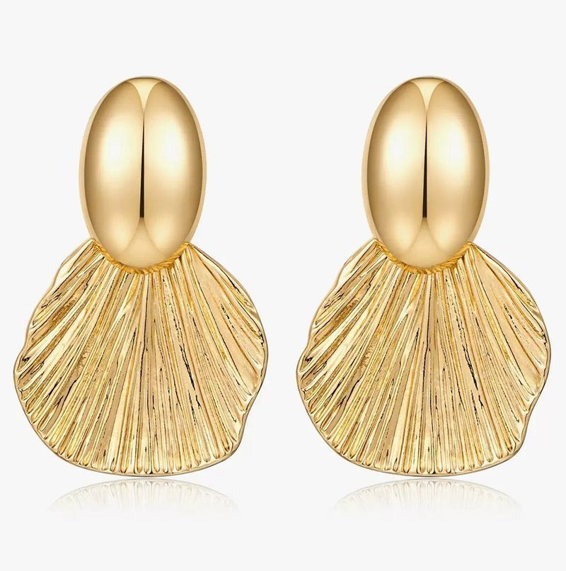 حقل أقراط مطلية بالذهب عيار 24 قيراط، بتصميم عصري مينيمالي على شكل مروحة ذهبية، مستوحاة من الطراز الأوروبي والأمريكي. - Image 3