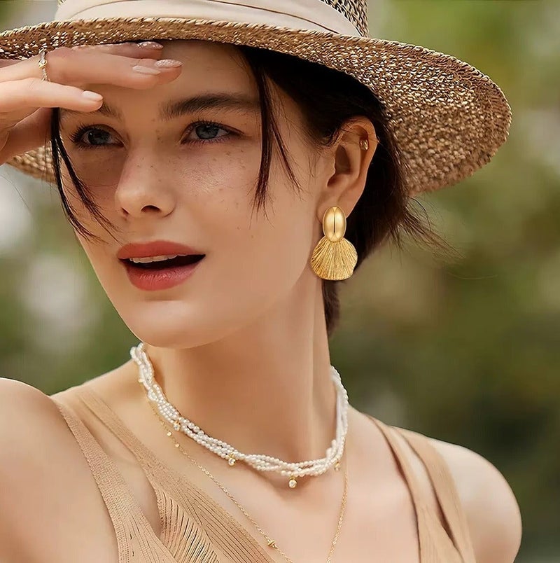 حقل أقراط مطلية بالذهب عيار 24 قيراط، بتصميم عصري مينيمالي على شكل مروحة ذهبية، مستوحاة من الطراز الأوروبي والأمريكي. - Image 1