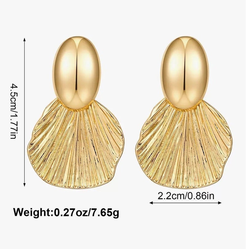 حقل أقراط مطلية بالذهب عيار 24 قيراط، بتصميم عصري مينيمالي على شكل مروحة ذهبية، مستوحاة من الطراز الأوروبي والأمريكي. - Image 2