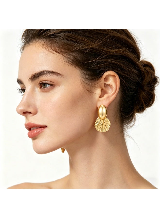 حقل أقراط مطلية بالذهب عيار 24 قيراط، بتصميم عصري مينيمالي على شكل مروحة ذهبية، مستوحاة من الطراز الأوروبي والأمريكي. - Image 5