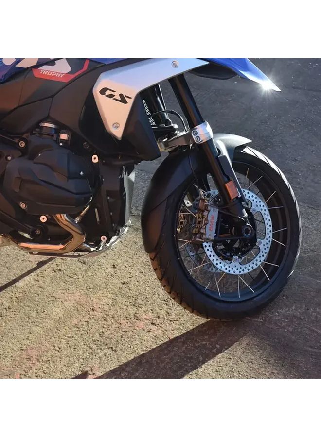 واقي الطين الأمامي لسيارة BMW R1300GS باللون الأسود من مادة ABS المتينة مع امتداد 135 ملم، سهل التركيب باستخدام مسامير بلاستيكية ووسادة لاصقة، مخصص للاستخدام على الطرق الوعرة. - Image 4