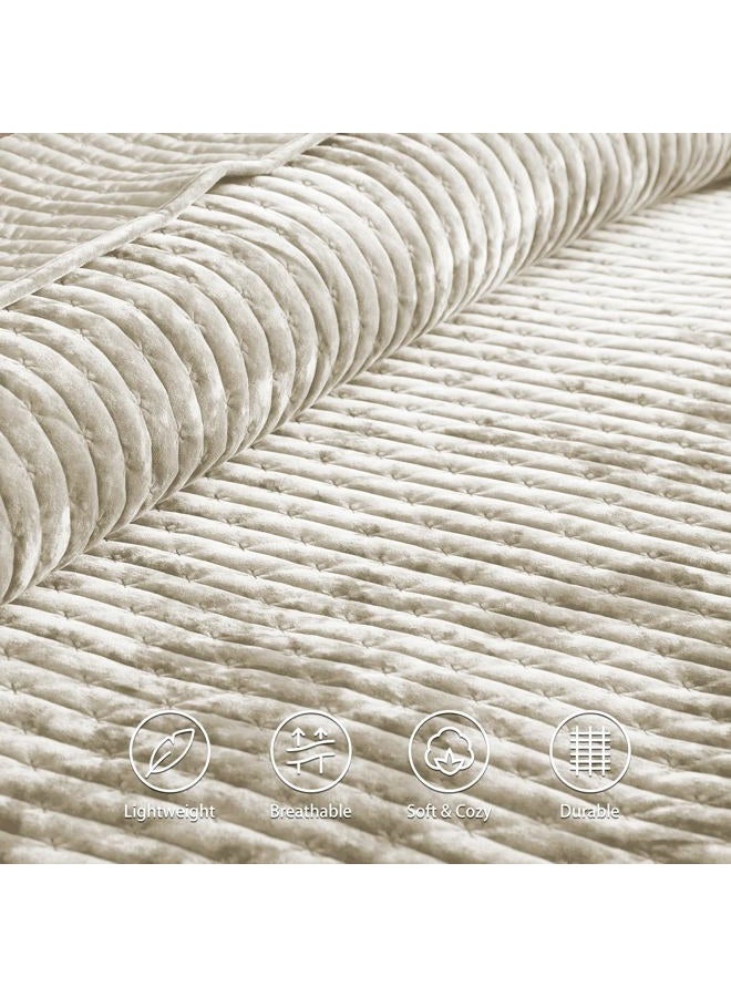 LEAONME لحاف مخمل بحجم كاليفورنيا كينغ 118''x106''، مجموعة لحاف مخملية خفيفة الوزن باللون البيج مع 2 غطاء وسادة متطابق، غطاء سرير ناعم بتطريز متقاطع، مجموعة لحاف كينغ بحجم كبير لجميع الفصول - Image 5