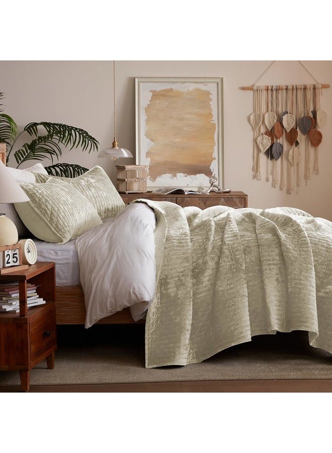 LEAONME لحاف مخمل بحجم كاليفورنيا كينغ 118''x106''، مجموعة لحاف مخملية خفيفة الوزن باللون البيج مع 2 غطاء وسادة متطابق، غطاء سرير ناعم بتطريز متقاطع، مجموعة لحاف كينغ بحجم كبير لجميع الفصول - Image 3