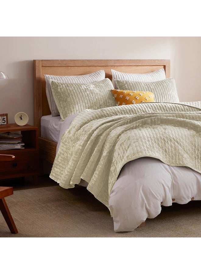 LEAONME لحاف مخمل بحجم كاليفورنيا كينغ 118''x106''، مجموعة لحاف مخملية خفيفة الوزن باللون البيج مع 2 غطاء وسادة متطابق، غطاء سرير ناعم بتطريز متقاطع، مجموعة لحاف كينغ بحجم كبير لجميع الفصول - Image 2