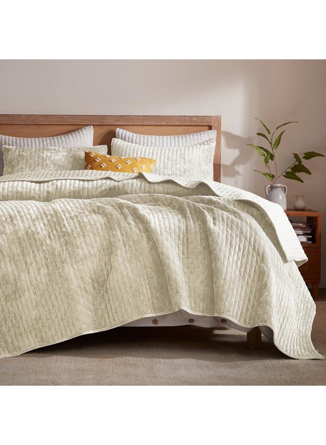 LEAONME لحاف مخمل بحجم كاليفورنيا كينغ 118''x106''، مجموعة لحاف مخملية خفيفة الوزن باللون البيج مع 2 غطاء وسادة متطابق، غطاء سرير ناعم بتطريز متقاطع، مجموعة لحاف كينغ بحجم كبير لجميع الفصول - Image 1