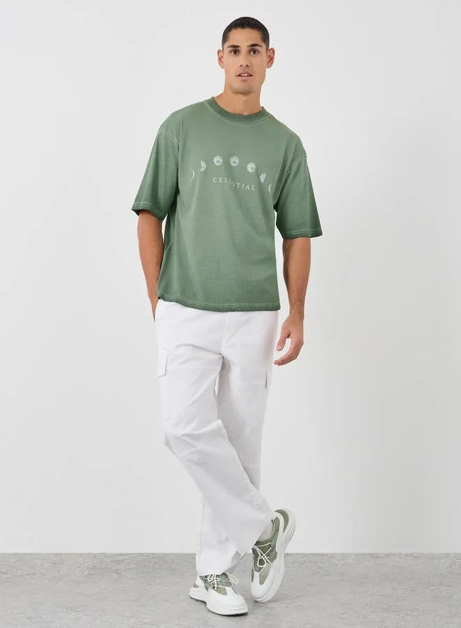 ستايلي تيشيرت ستايلي بطبعة شعار بياقة دائرية واسعة