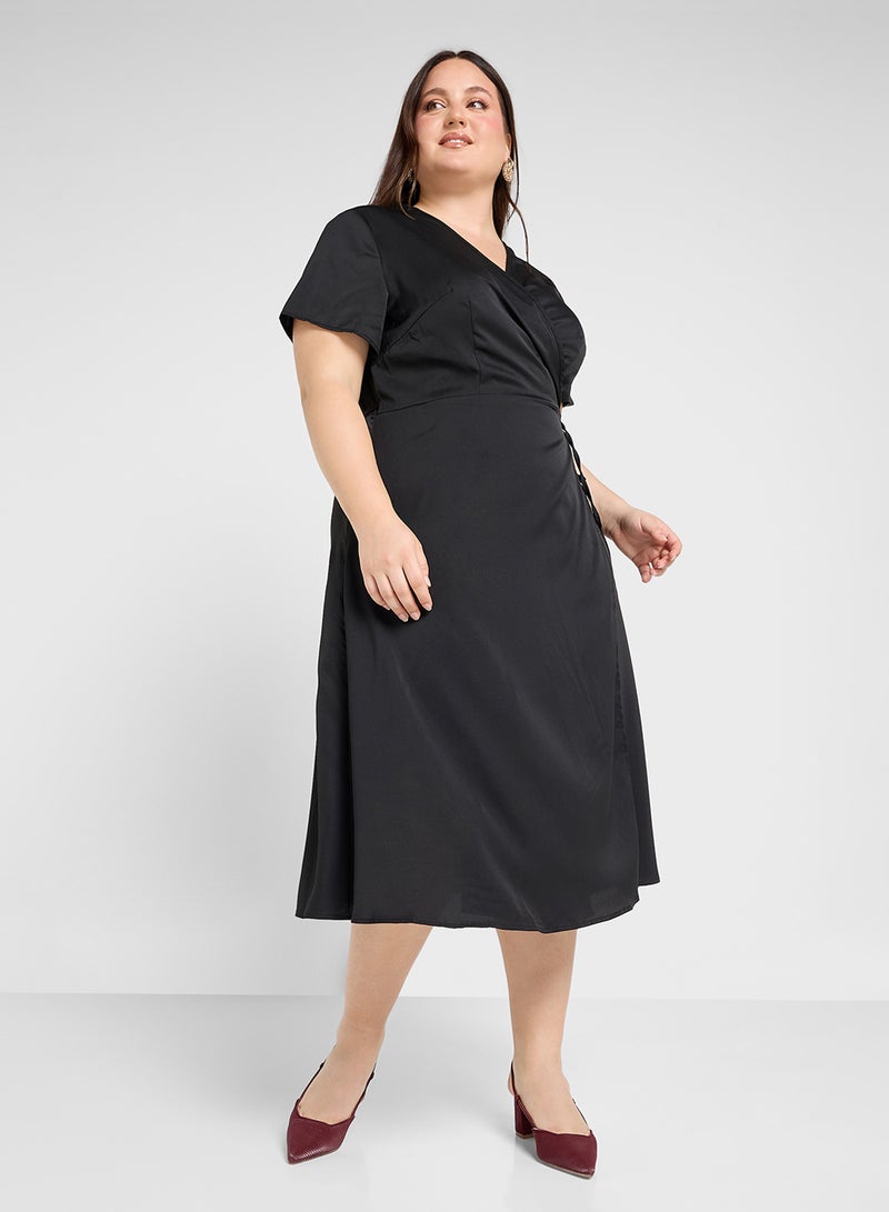 جينجر بلس فستان ميدي ساتان بياقة ملفوفة - Image 1