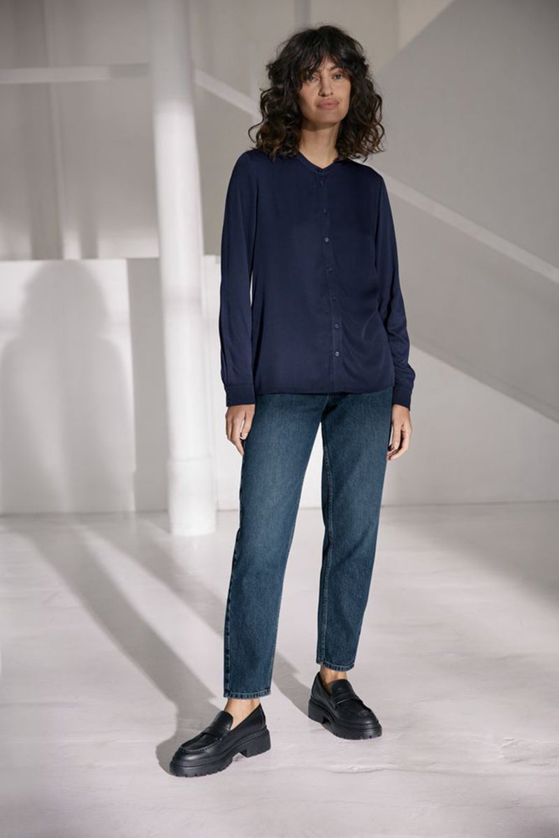 Tchibo قميص نسائي بأكمام طويلة وياقة عريضة، أزرق داكن - Image 1