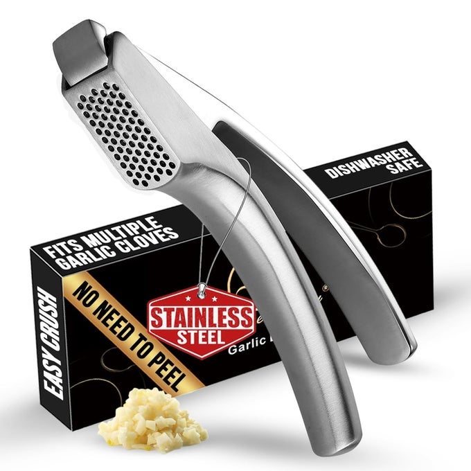 NO PEELING REQUIRED GARLIC PRESS STAINLESS STEEL WITH DETACHABLE HANDLE FOR FINE MINCINGPREMIUM GARLIC MINCER TOOL RUSTPROOF EASY TO CLEAN DISHWASHER SAFE GARLIC CRUSHER WITH LIFETIME REPLACEMENT