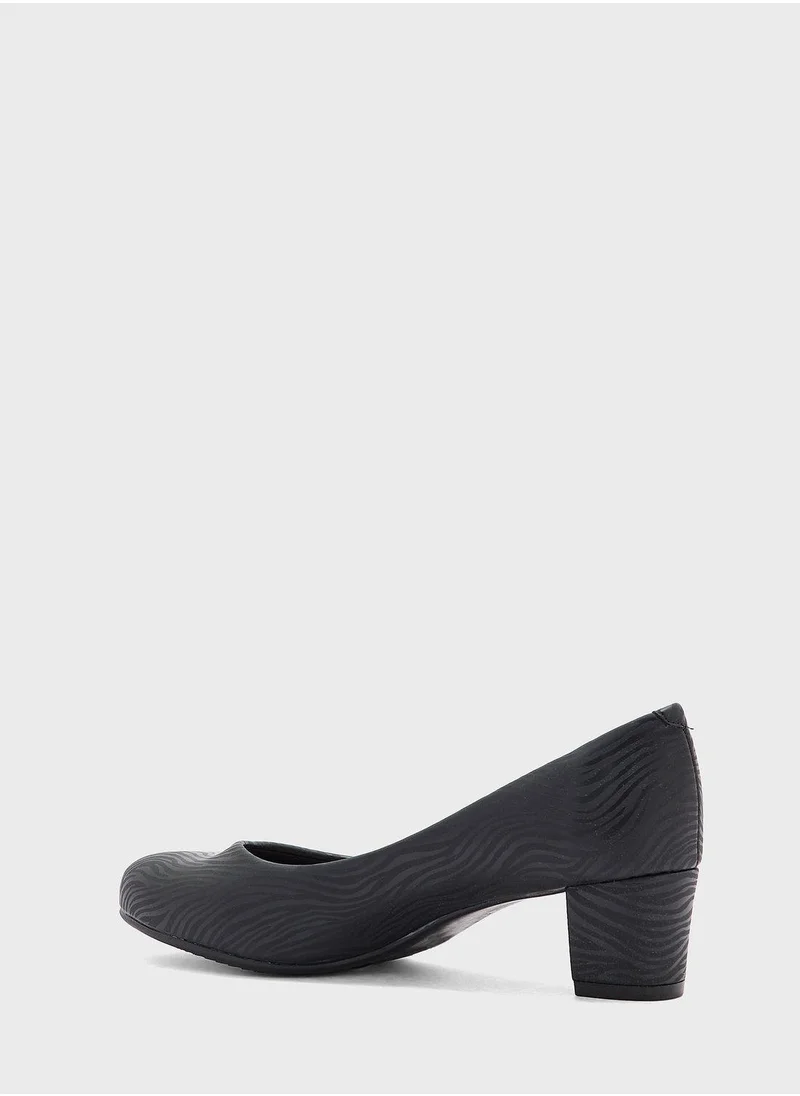 Beira Rio Leia Close Toe Mid Heel Pumps