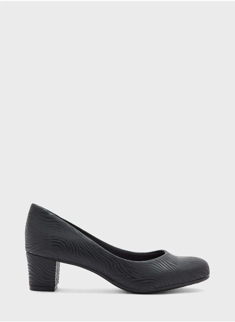 Beira Rio Leia Close Toe Mid Heel Pumps