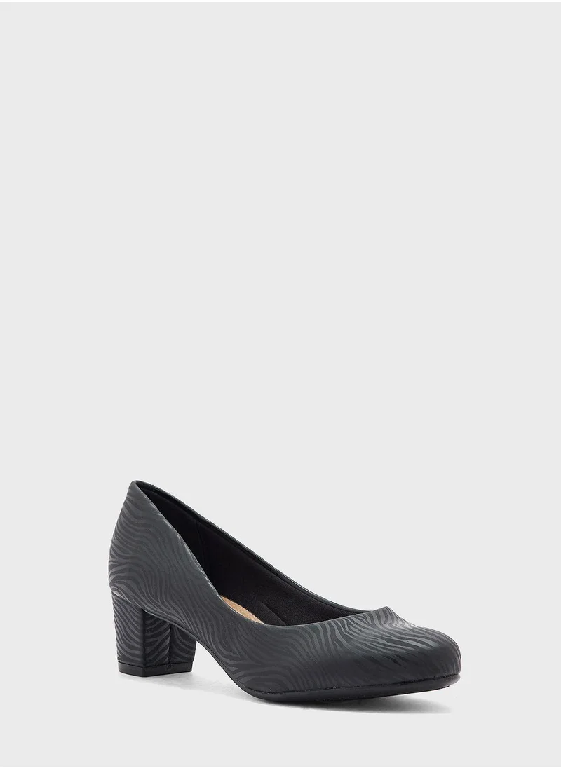 بيرا ريو Leia Close Toe Mid Heel Pumps