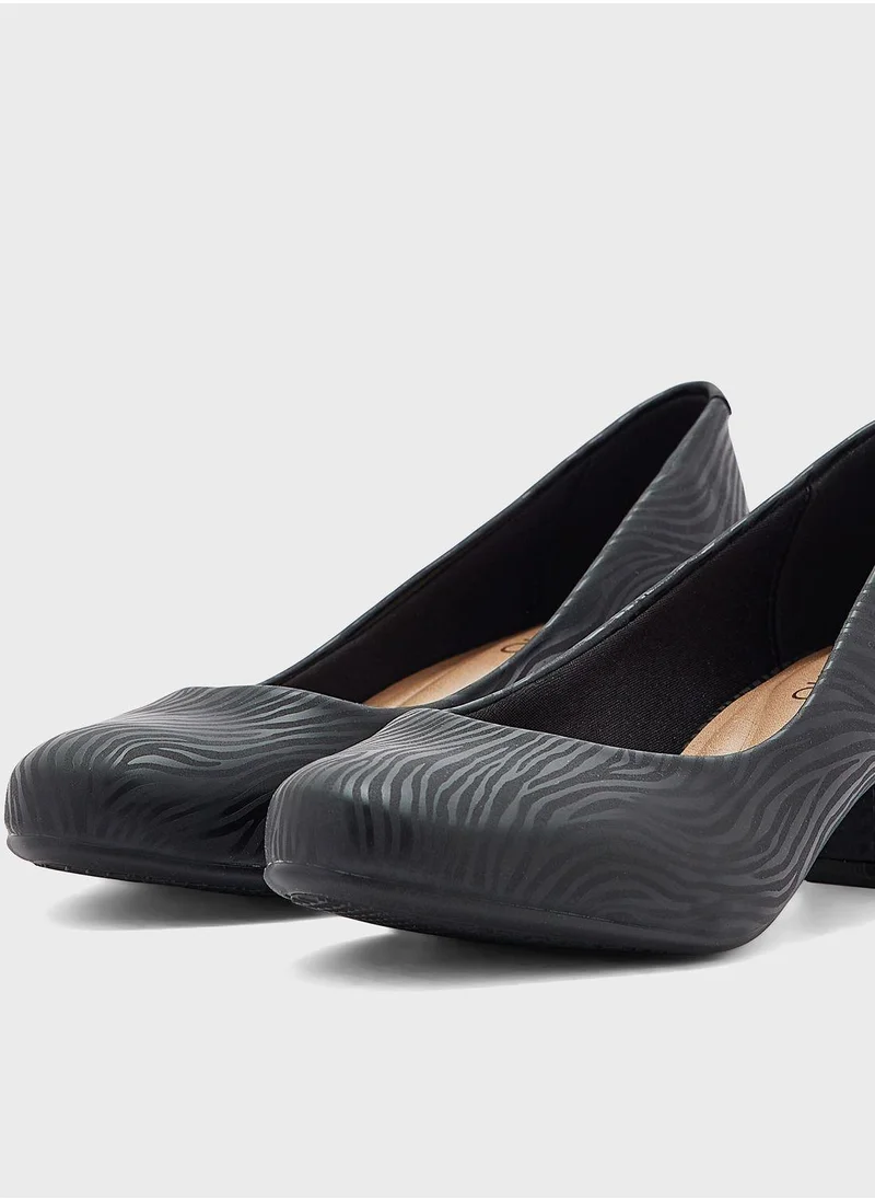 Beira Rio Leia Close Toe Mid Heel Pumps