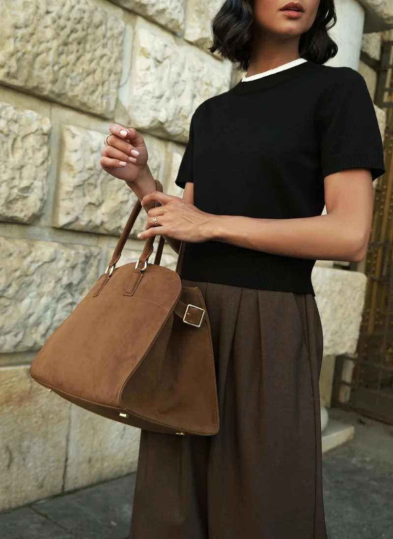 Hard-shell trapezoidal bag with side straps
