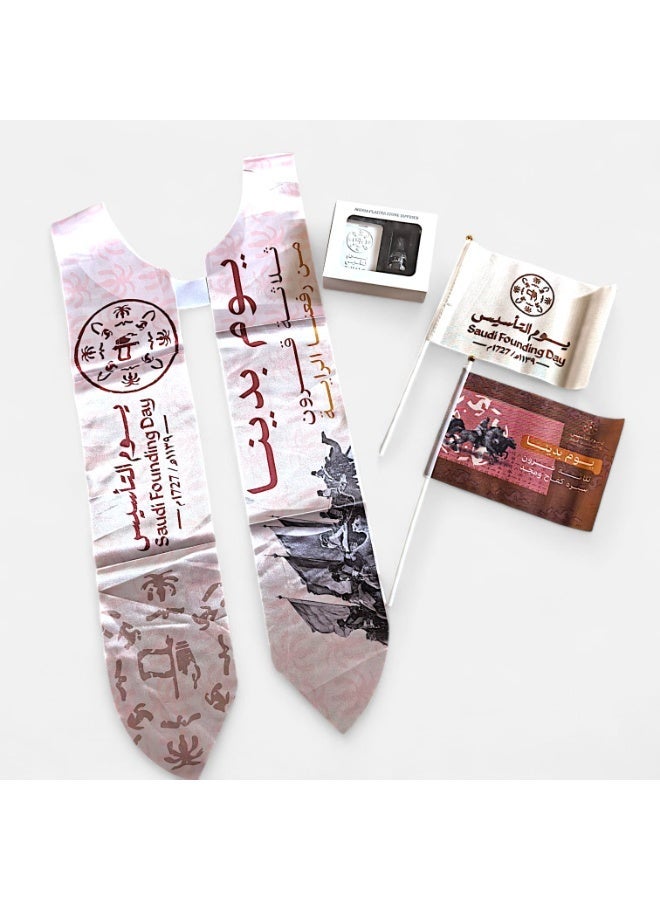 كريتر  طقم احتفال يوم التأسيس للمملكة العربية السعودية مكون من وشاح تقليدي، واعلام تحمل طابعًا وطنيًا، وموزع روائح من الجيس الحجري بنكهات مختلفة - Image 1