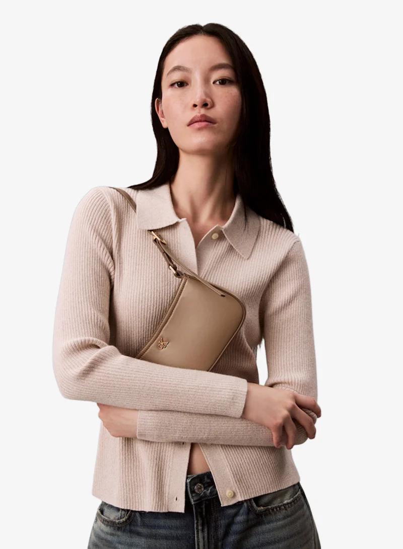 كالفن كلاين حقيبة كتف بشعار أحرف مزخرفة