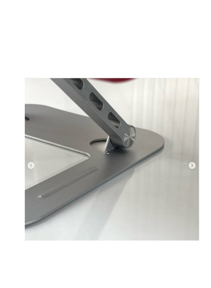 🔥 ستقف اللابتوب والآيباد العملاق – كل ما تسعى إليه هو حامل واحد! • 🏗️ متين وقوي – مصنوع من الكربون المقاوم للصدأ • 🛋️ يستخدم في أي مكان – Bebe Bebe، على الاختفاء، أو بأي مكان يناسبك • 🔄 قابل لتعديل الارتفاع – راحة دائمة لأي وضعية جلوس • 🔒 وسائد سيليكون مقاومة للانزلاق – حماية تامة لك • 💻 متوافق مع جميع اللابتوبات – من 10 إلى 17 إنج - Image 5