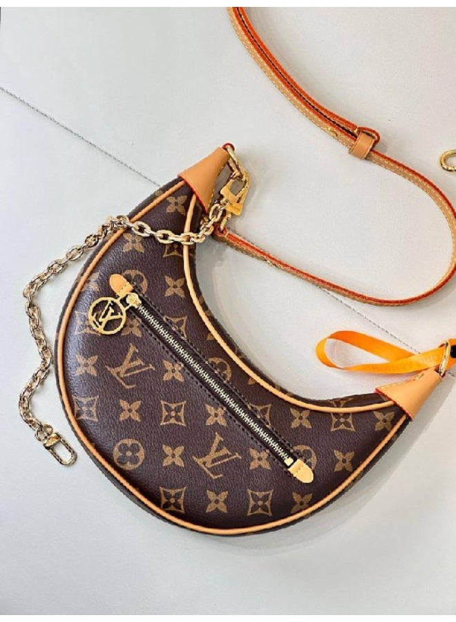 لويس فويتون حقيبة كتف صغيرة من لويس فويتون بنقشة المونوغرام - بنية اللون مع سلسلة ذهبية وحزام جلدي - Image 2