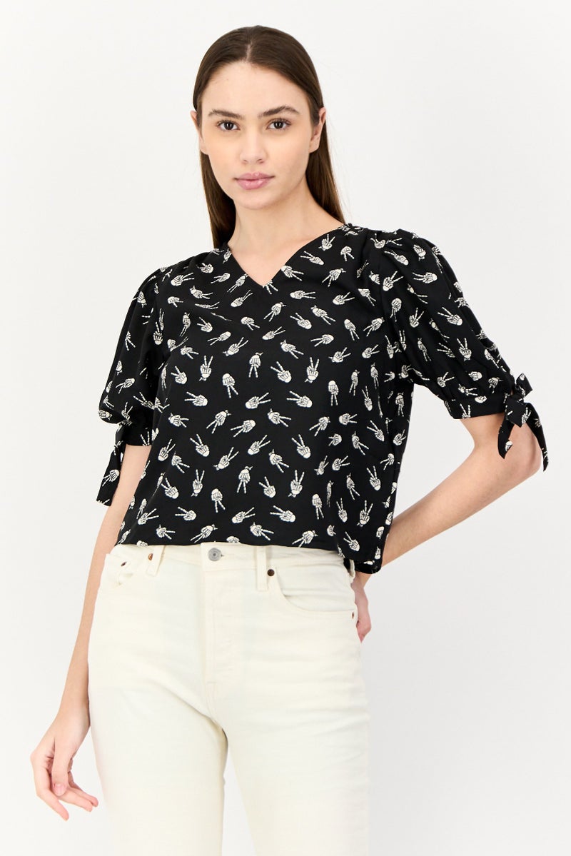 ONLY بلوزة نسائية بأكمام قصيرة على شكل حرف V، مطبوعة بالكامل، سوداء - Image 1