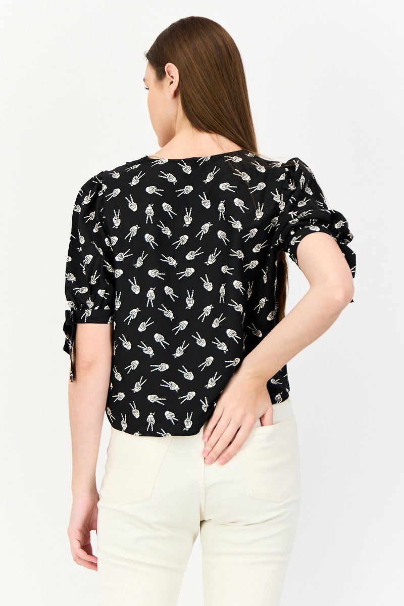 ONLY بلوزة نسائية بأكمام قصيرة على شكل حرف V، مطبوعة بالكامل، سوداء - Image 4