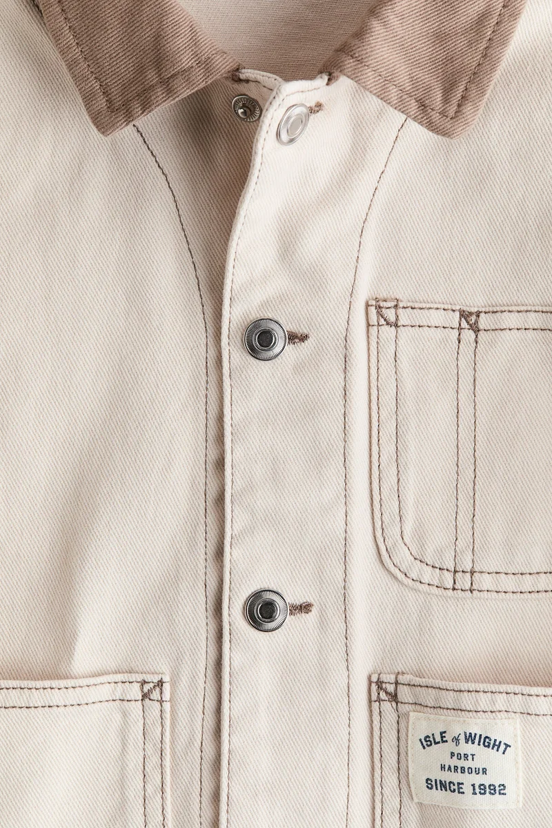 اتش اند ام جاكيت من قماش التويل بقبة بلون مختلف