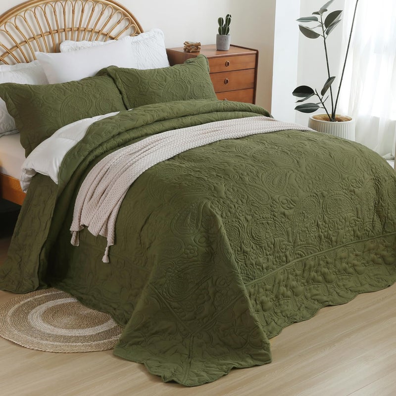 EVENHUG Oversized King Quilt California King Size Lightweight Bedding Set Reversible Bedspread Coverlets for All Seasons 3 Piece (Olive Green 120"x120") - Image 1